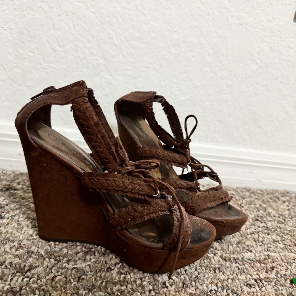 Brown 
Size 8